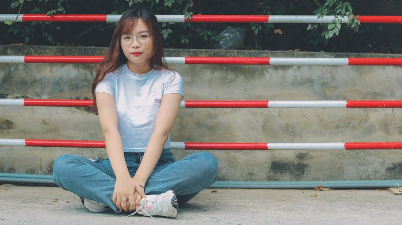 Mom jeans – dla kogo są i jak je nosić
